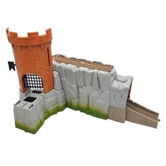 Thomas the Tank Trackmaster Castle Quest‎ Tower 2012 Includes Both Pieces Used - Picture 1 of 6